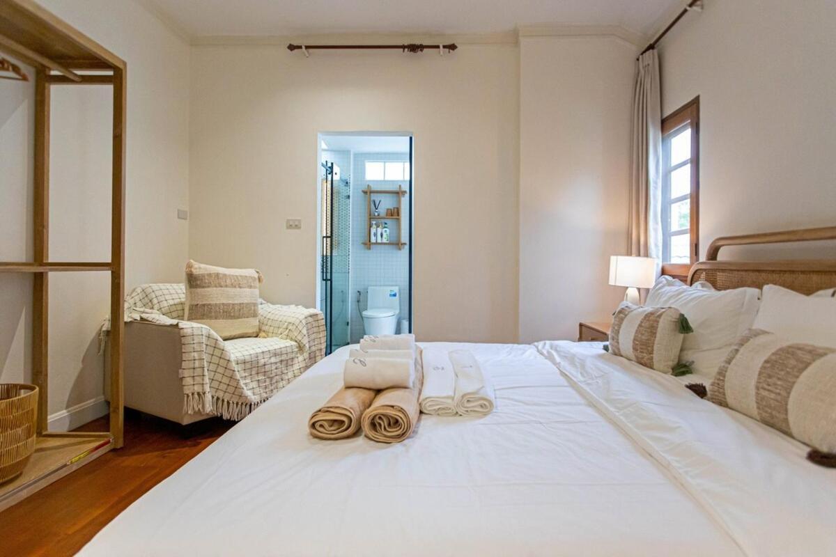 Near Ancient City, Walking Night Bazaar, 6 Bedroom 7 Bathroom Luxury Pool Garden Holiday home Chiang Mai