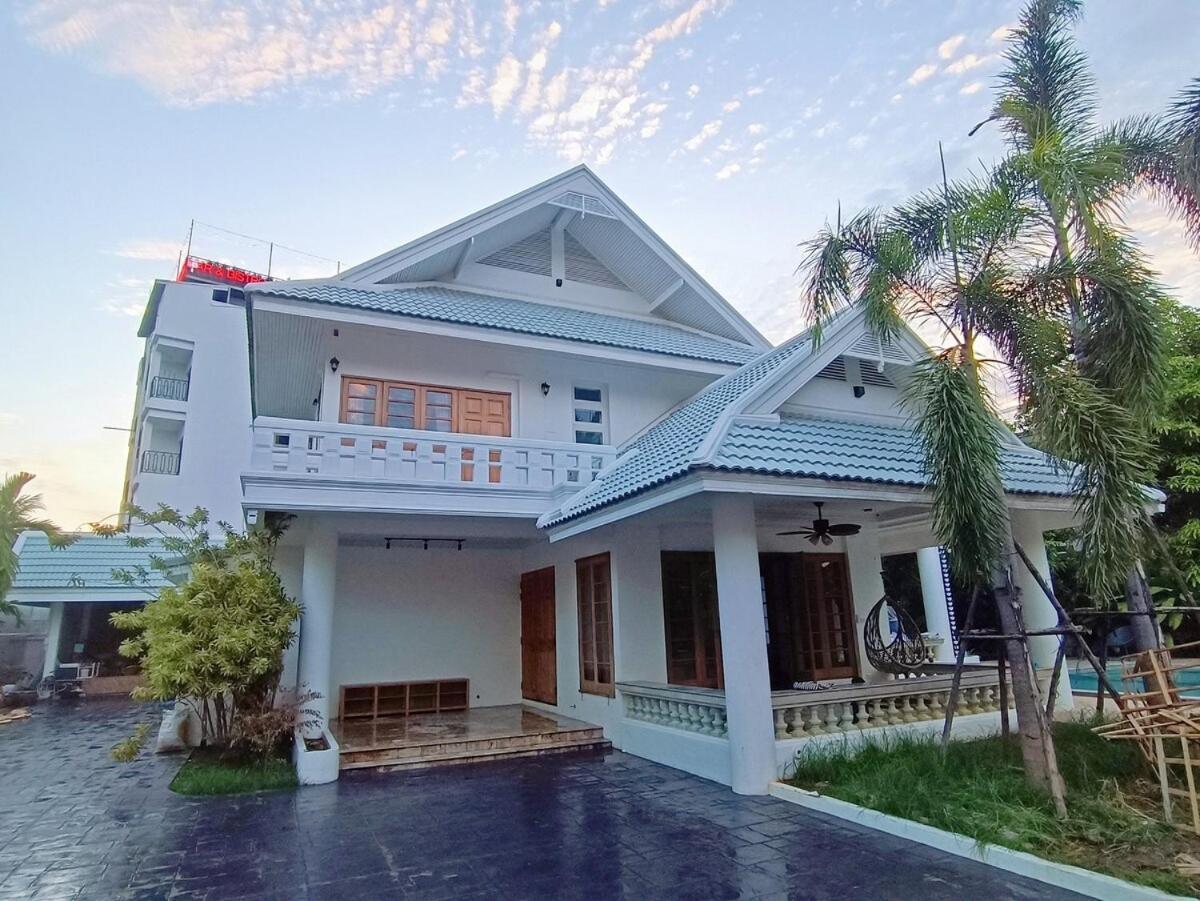 Holiday home Near Ancient City, Walking Night Bazaar, 6 Bedroom 7 Bathroom Luxury Pool Garden Chiang Mai