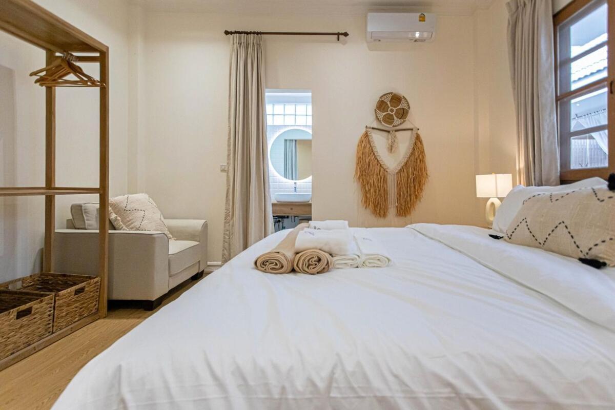 Holiday home Near Ancient City, Walking Night Bazaar, 6 Bedroom 7 Bathroom Luxury Pool Garden Chiang Mai
