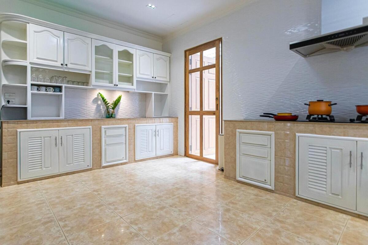 Near Ancient City, Walking Night Bazaar, 6 Bedroom 7 Bathroom Luxury Pool Garden Chiang Mai