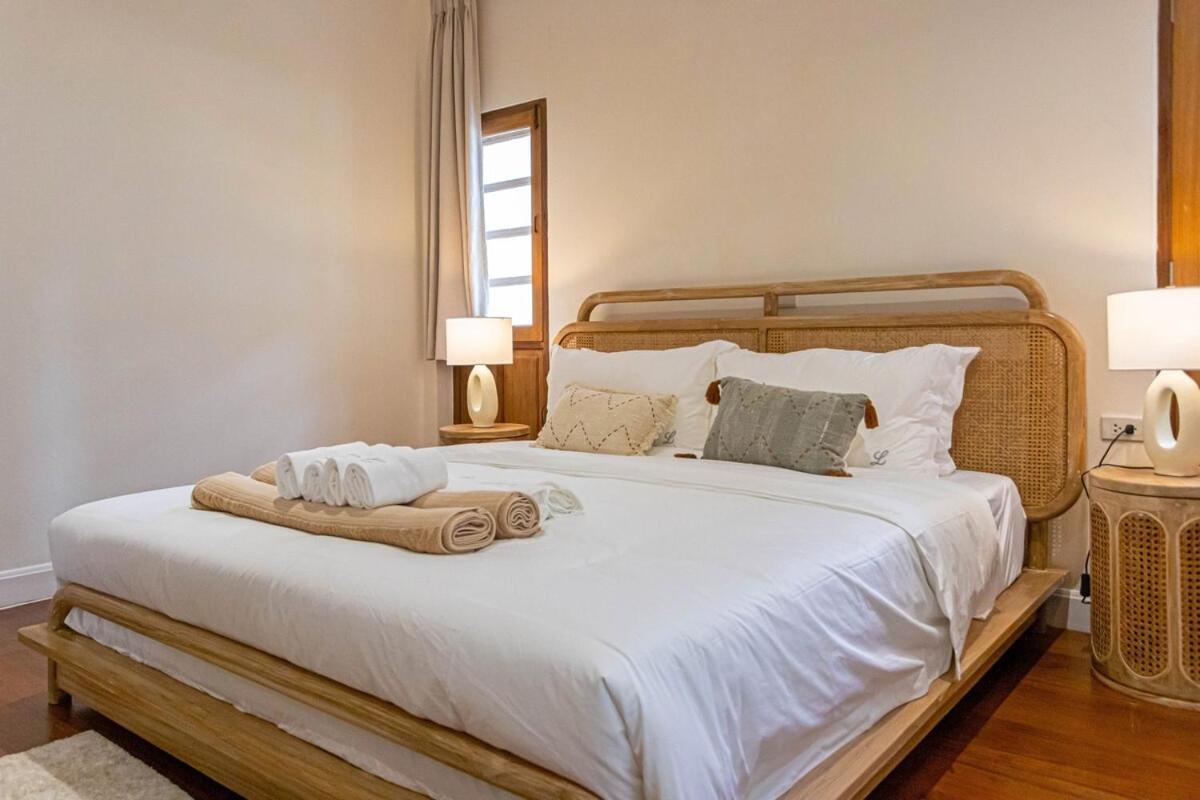 Holiday home Near Ancient City, Walking Night Bazaar, 6 Bedroom 7 Bathroom Luxury Pool Garden Chiang Mai