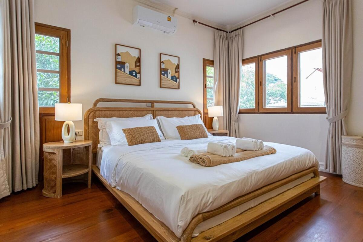 Holiday home Near Ancient City, Walking Night Bazaar, 6 Bedroom 7 Bathroom Luxury Pool Garden