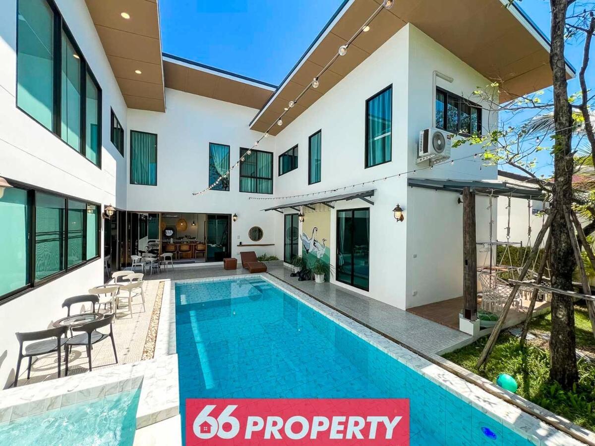Luxury Pool With Jacuzzi & Pool Table