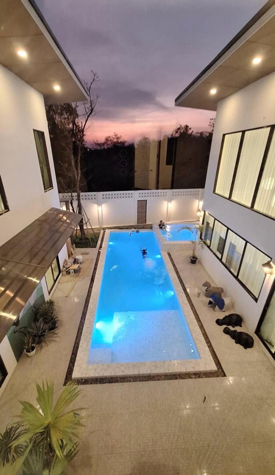 Luxury Pool With Jacuzzi & Pool Table Villa