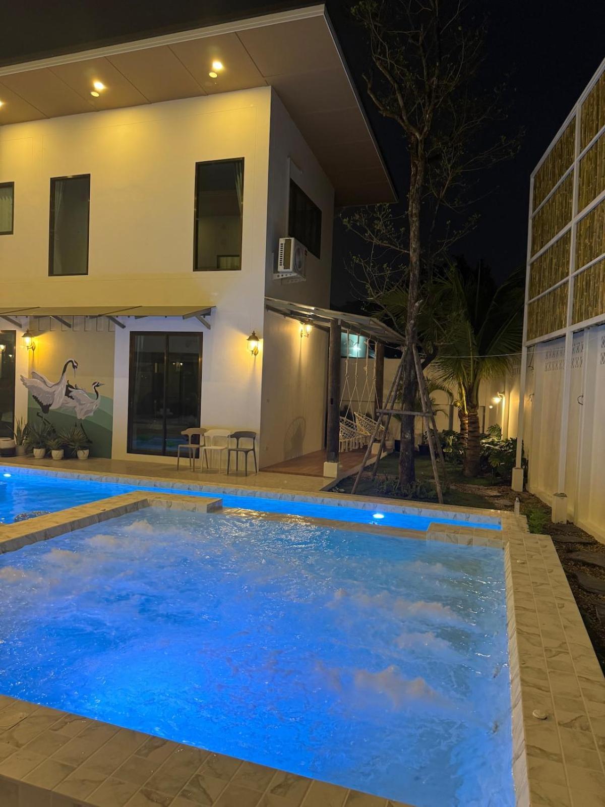 Luxury Pool With Jacuzzi & Pool Table *