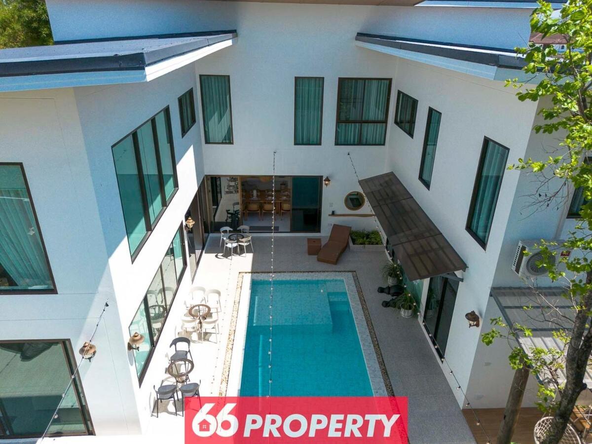 Luxury Pool With Jacuzzi & Pool Table Villa