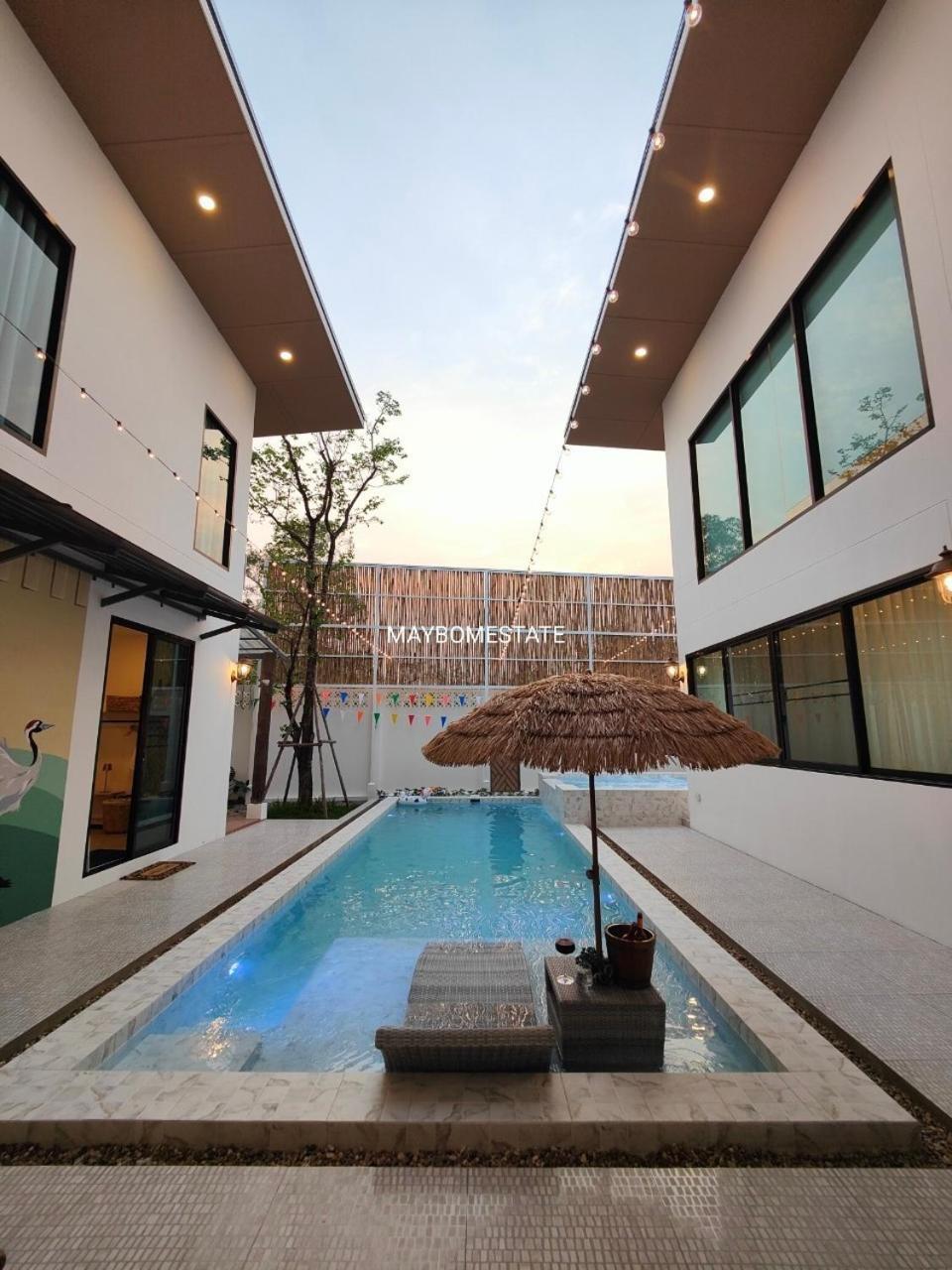 Luxury Pool With Jacuzzi & Pool Table