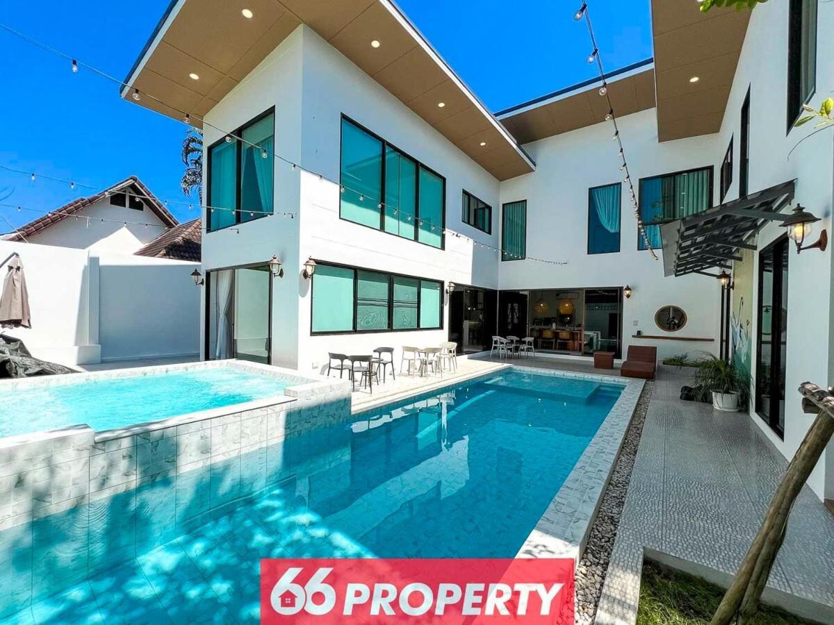 Luxury Pool With Jacuzzi & Pool Table