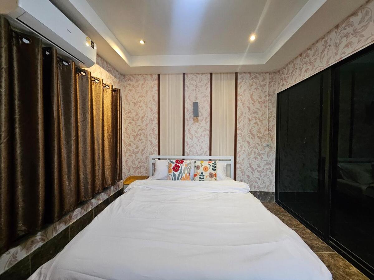 3 Bedrooms Pool Near