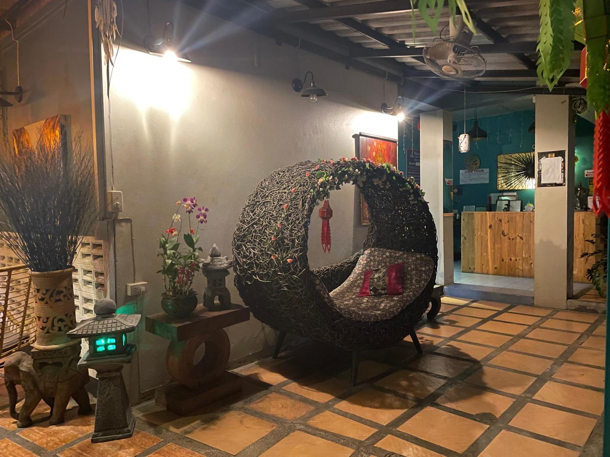Thapae Gate Hostel *