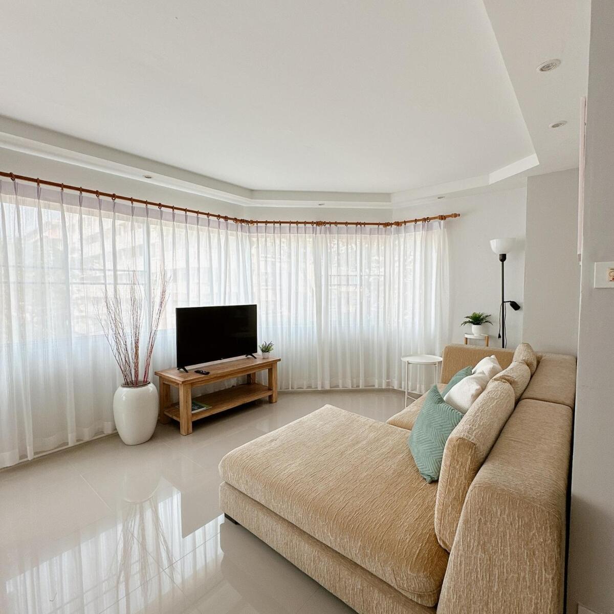 Big And Bright In Nimman Apartment