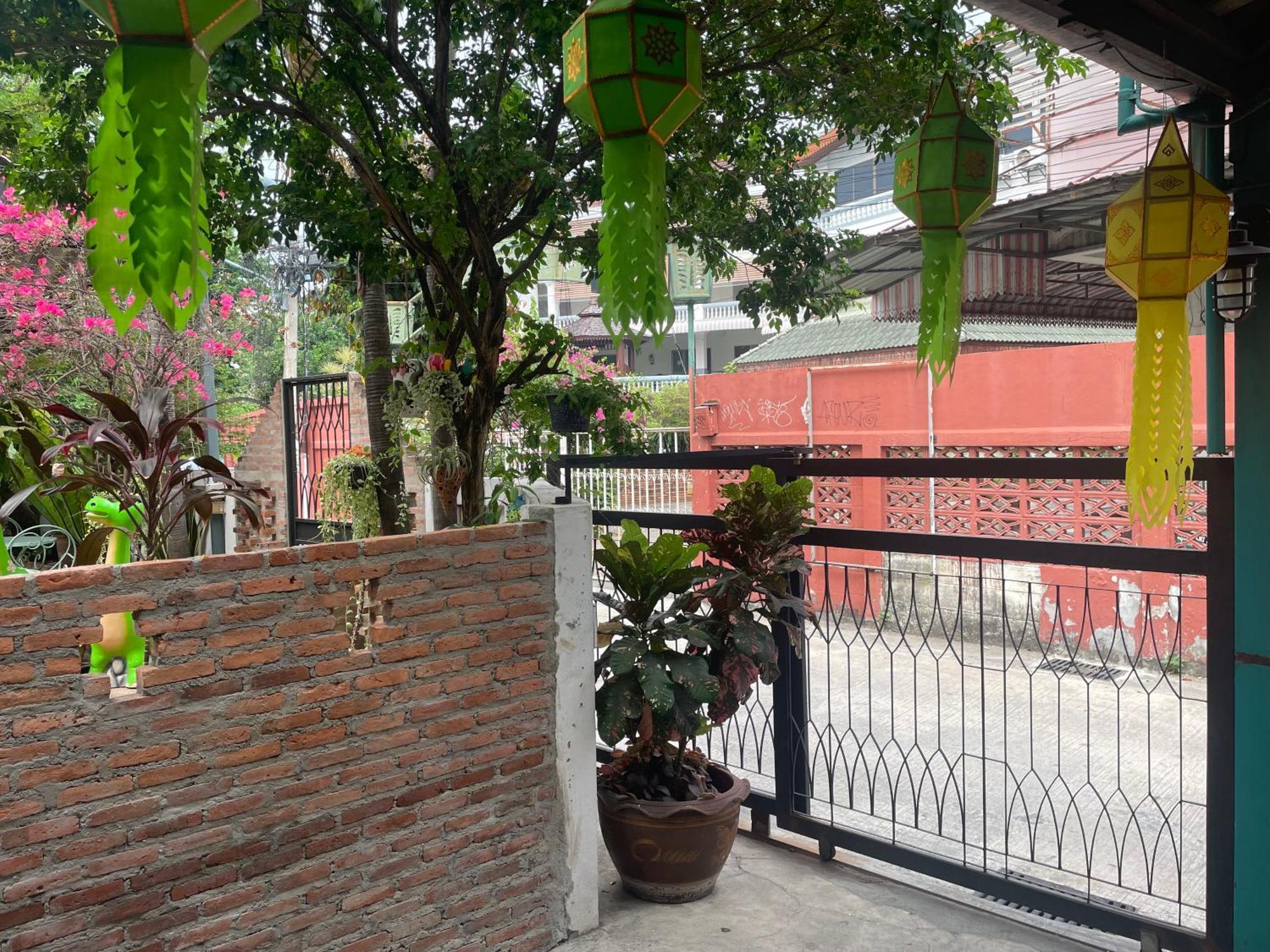 Thapae Gate Albergue *