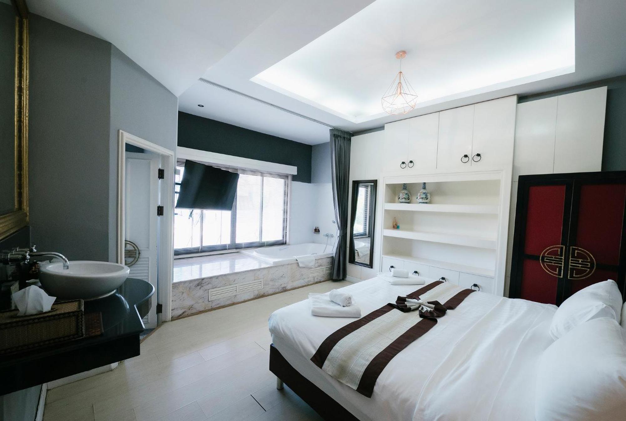 La Seine Resort, Resort *