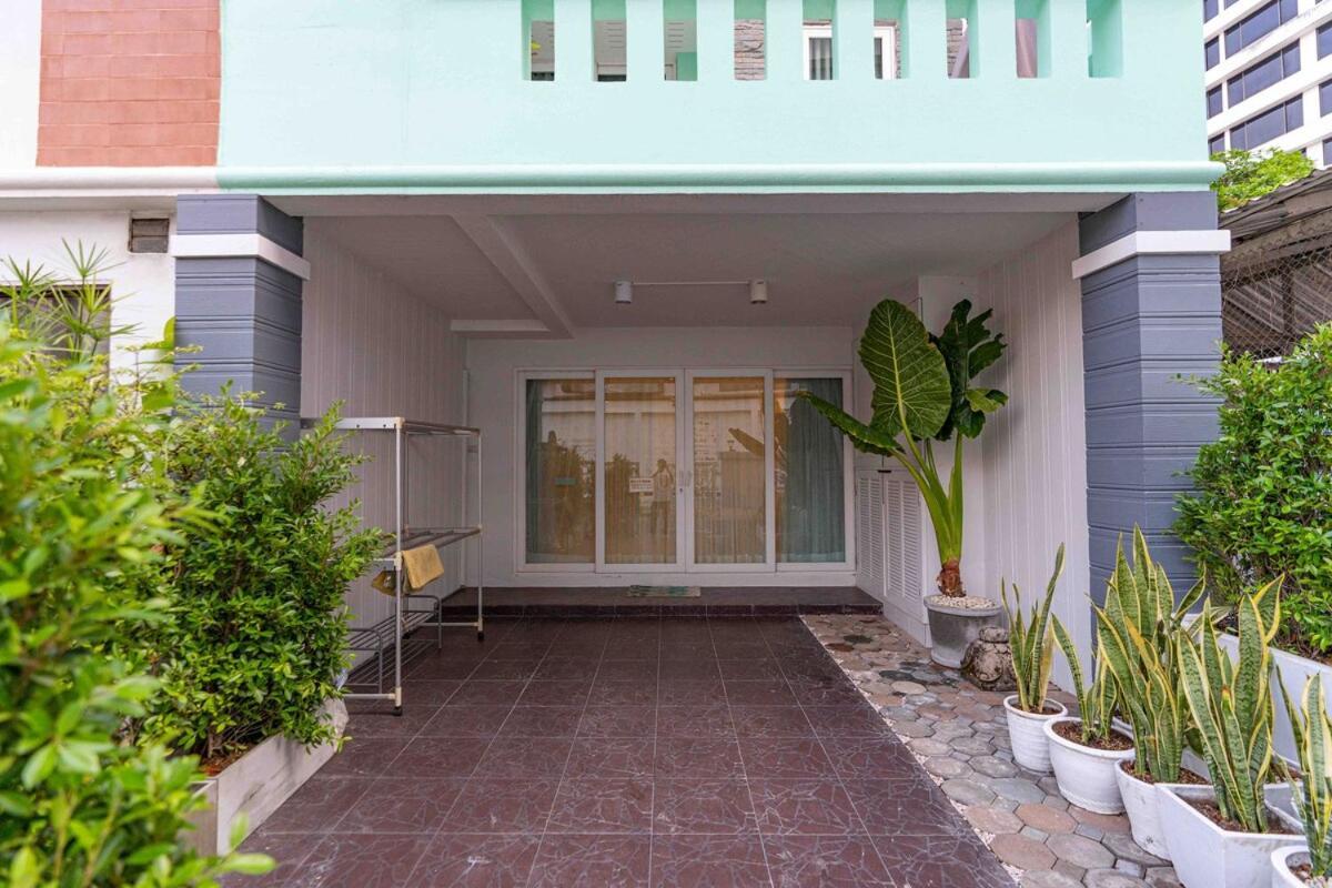 5 Mins Walk To Night Bazaar, 3 Bedrooms, 3 Bathrooms, With Garden, A Quiet Dreamy In The Middle Of The Apartment Chiang Mai