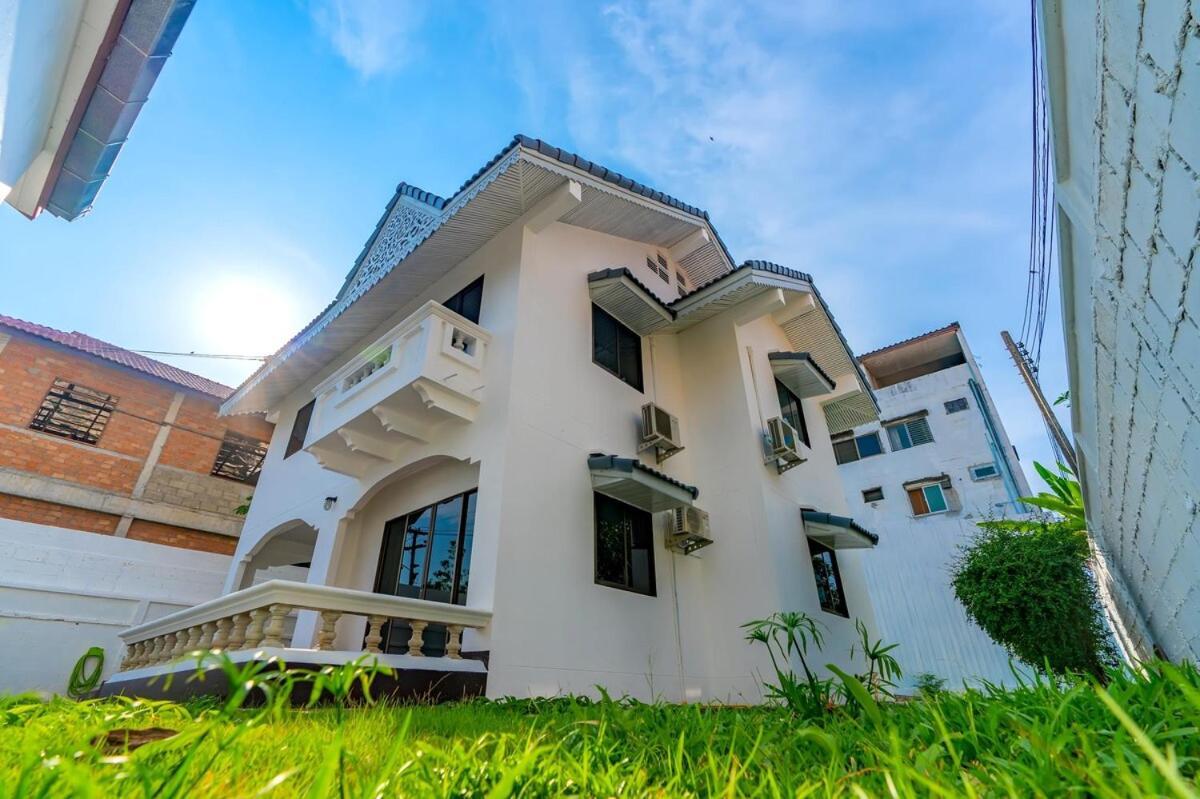 Standalone 3 Bedroom 160 Sqm With Huge Front And Back Yard, Next To The Internet-famous Park In The Ancient Apartamento *
