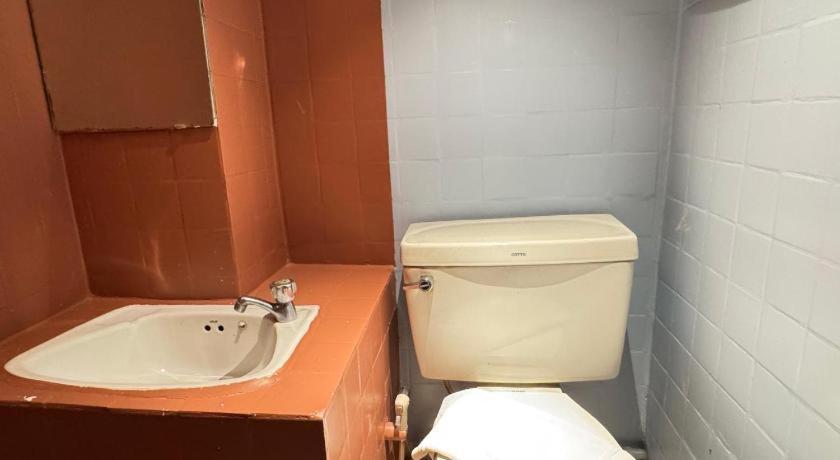 Hotel Collection O Khu Mueang Near Tha Phae Gate Formerly Lai Thai