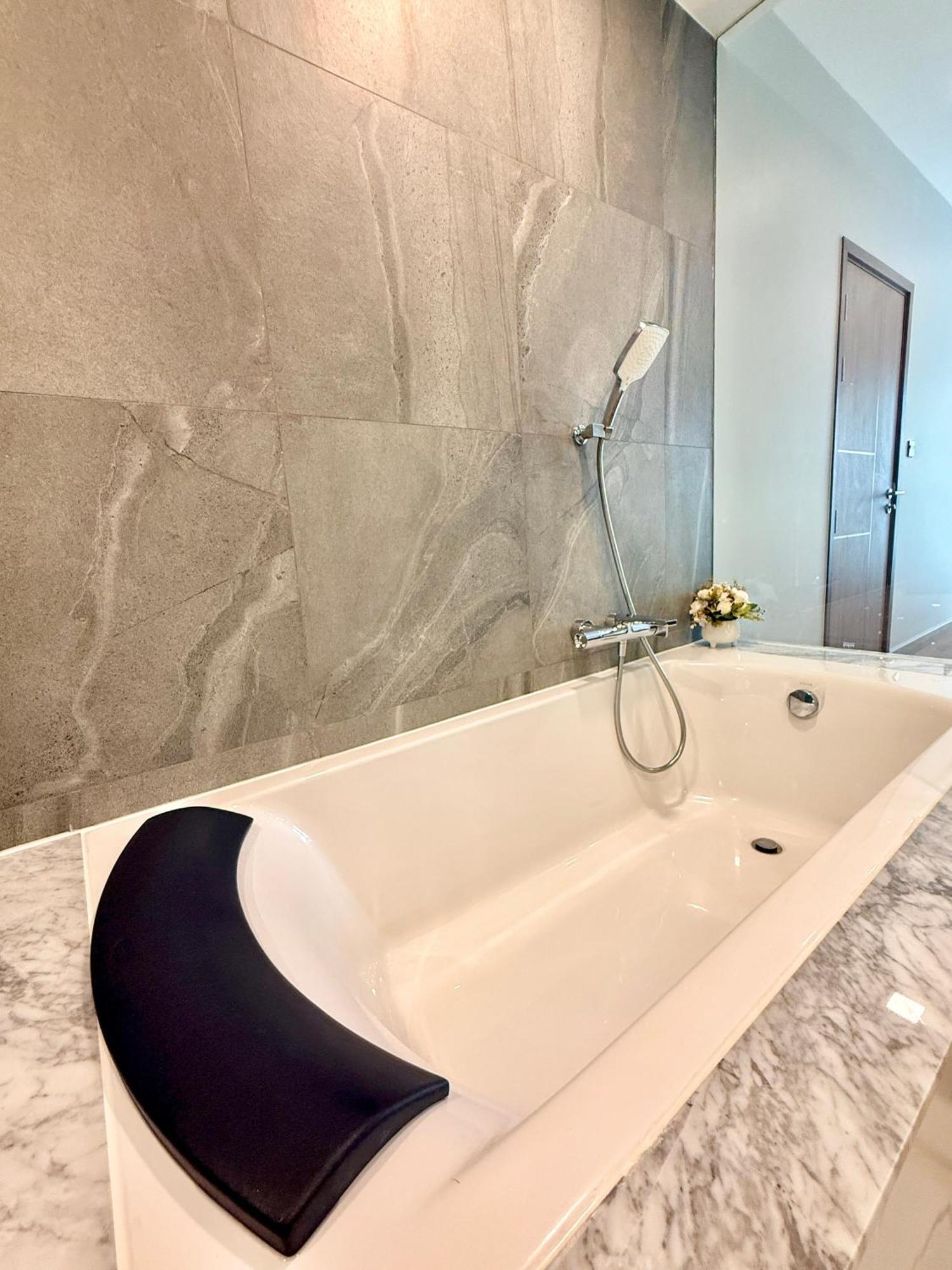 Apartment Astra Sky River 3 Bedrooms Infinity Pool, With Latex Mattress *