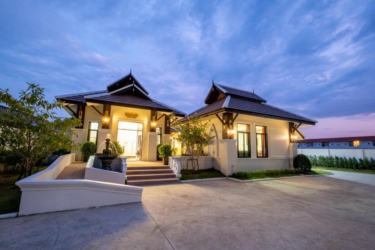 Villa Morden Lanna Style Grand Pool *