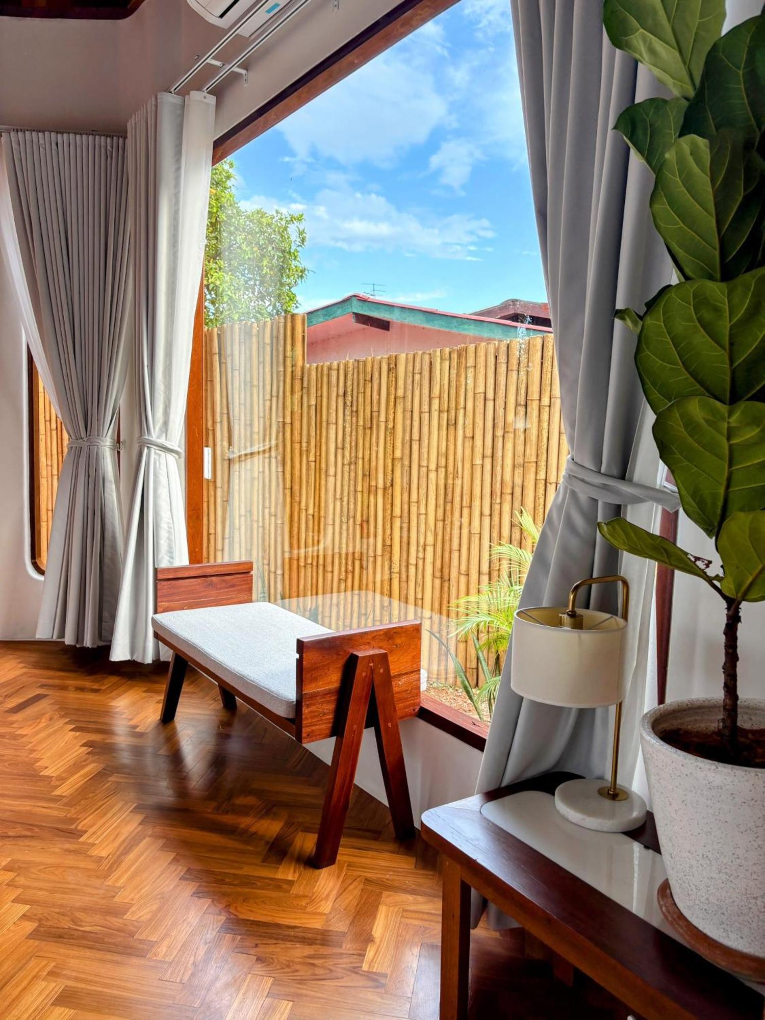 Opulent Private Pool In Art District Bed & Breakfast