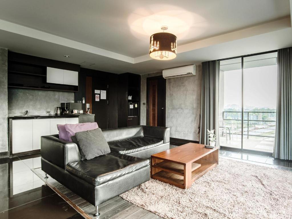 B2 Black Business And Budget Hotel 3*