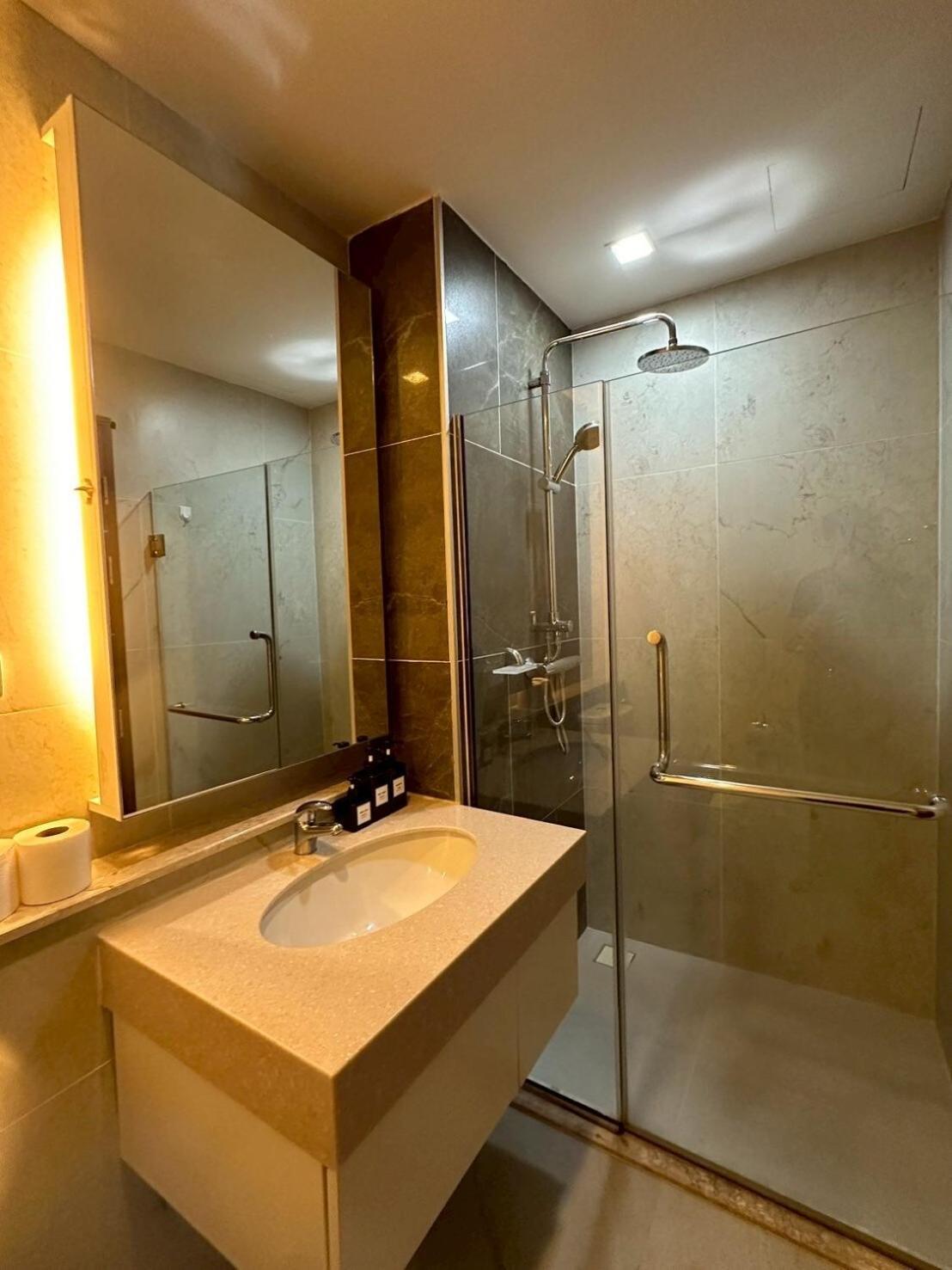 The Astra Condo, Downtown Apartment *