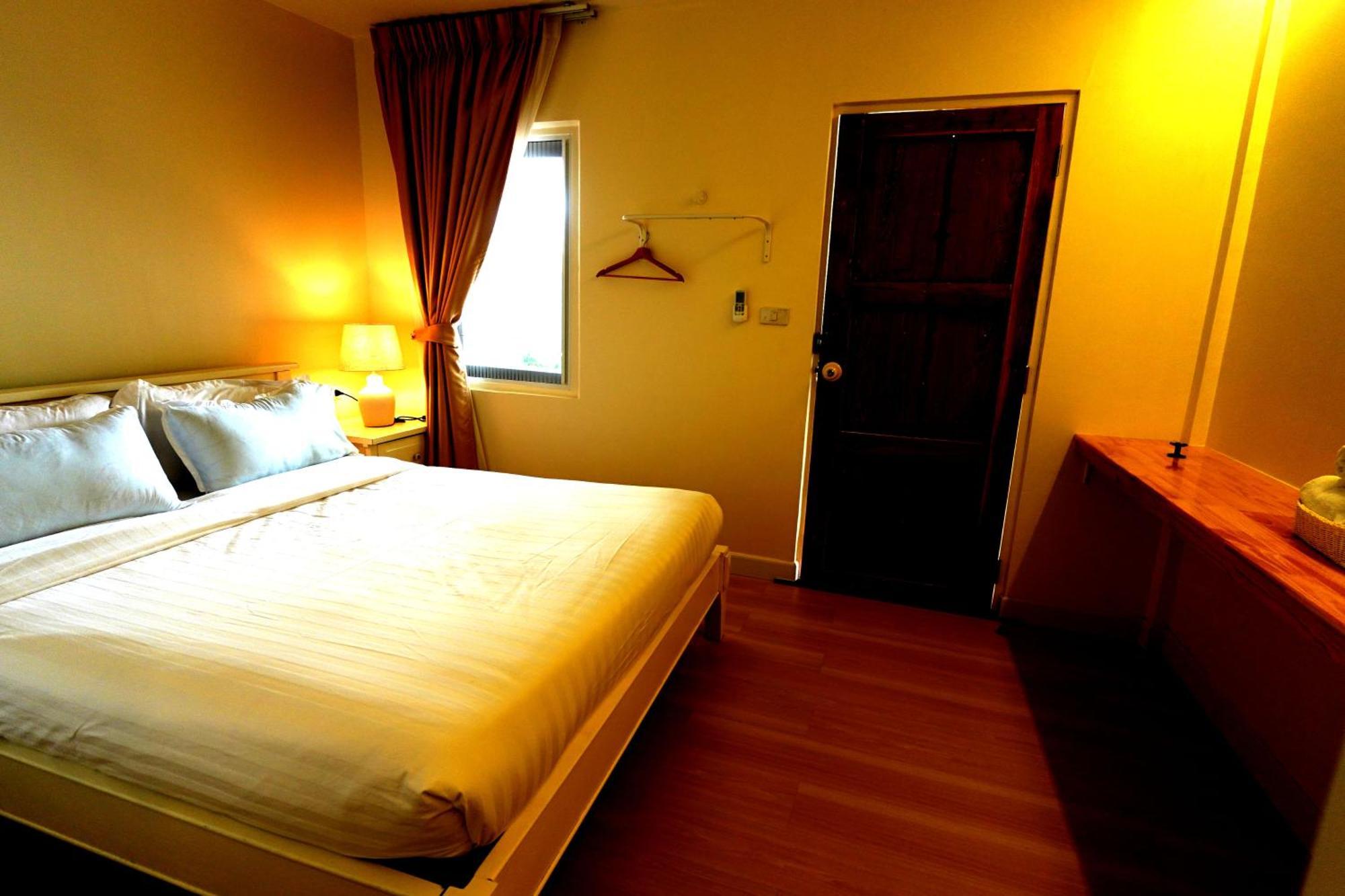 To The Moon Guest house *