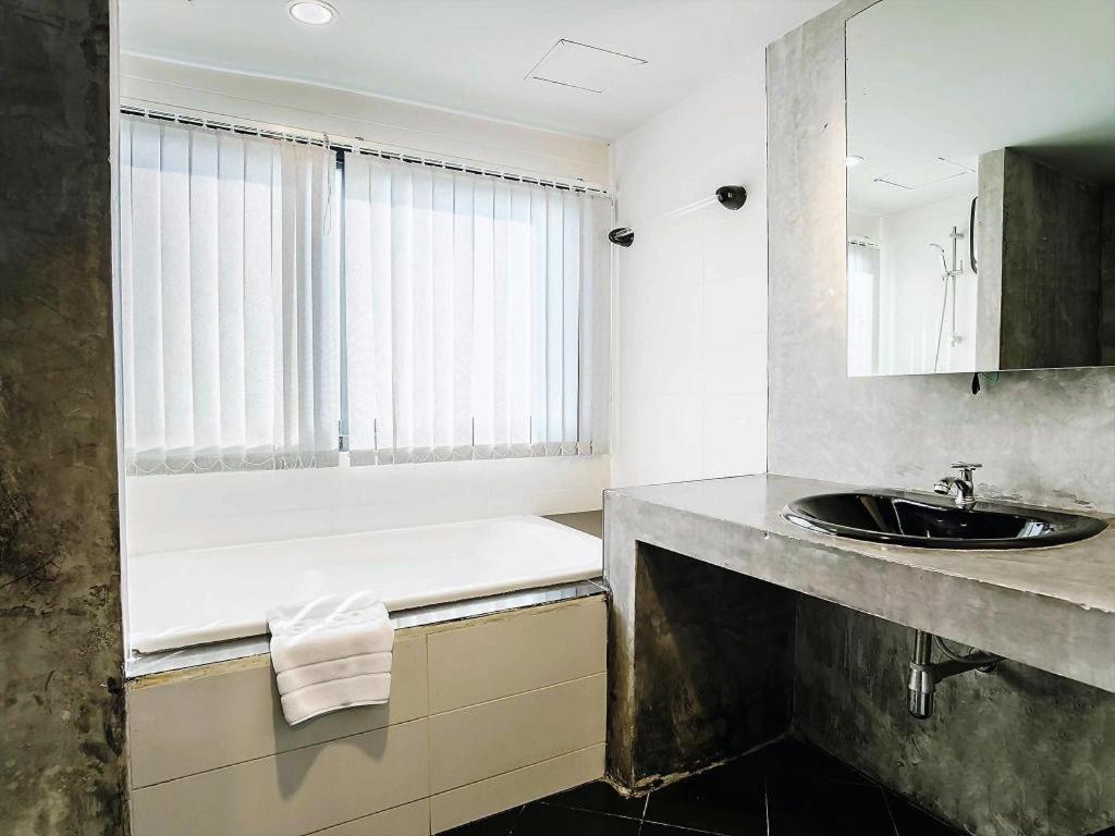 B2 Black Business And Budget Hotel 3*