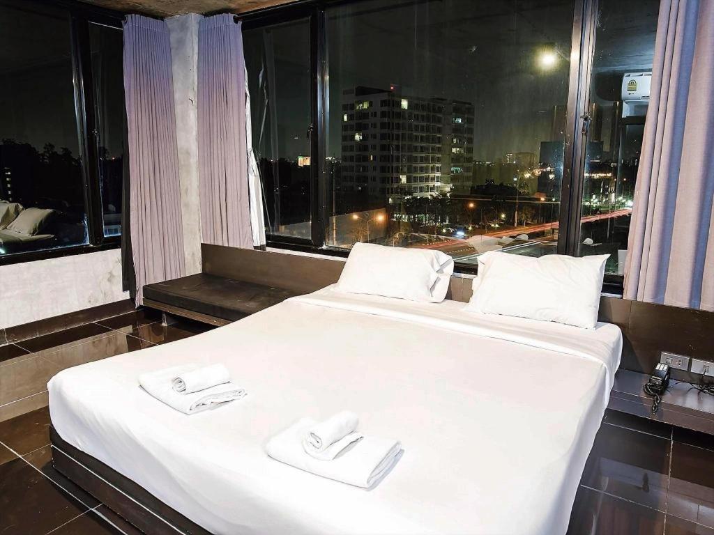 B2 Black Business And Budget Chiang Mai