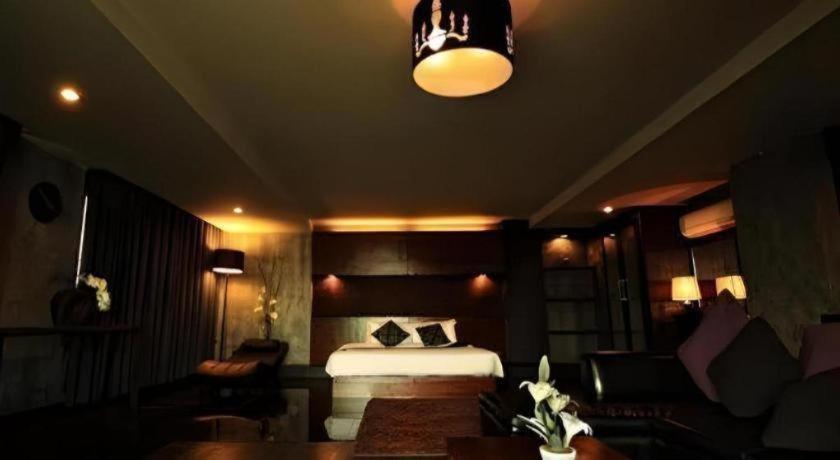 B2 Black Business And Budget Hotel