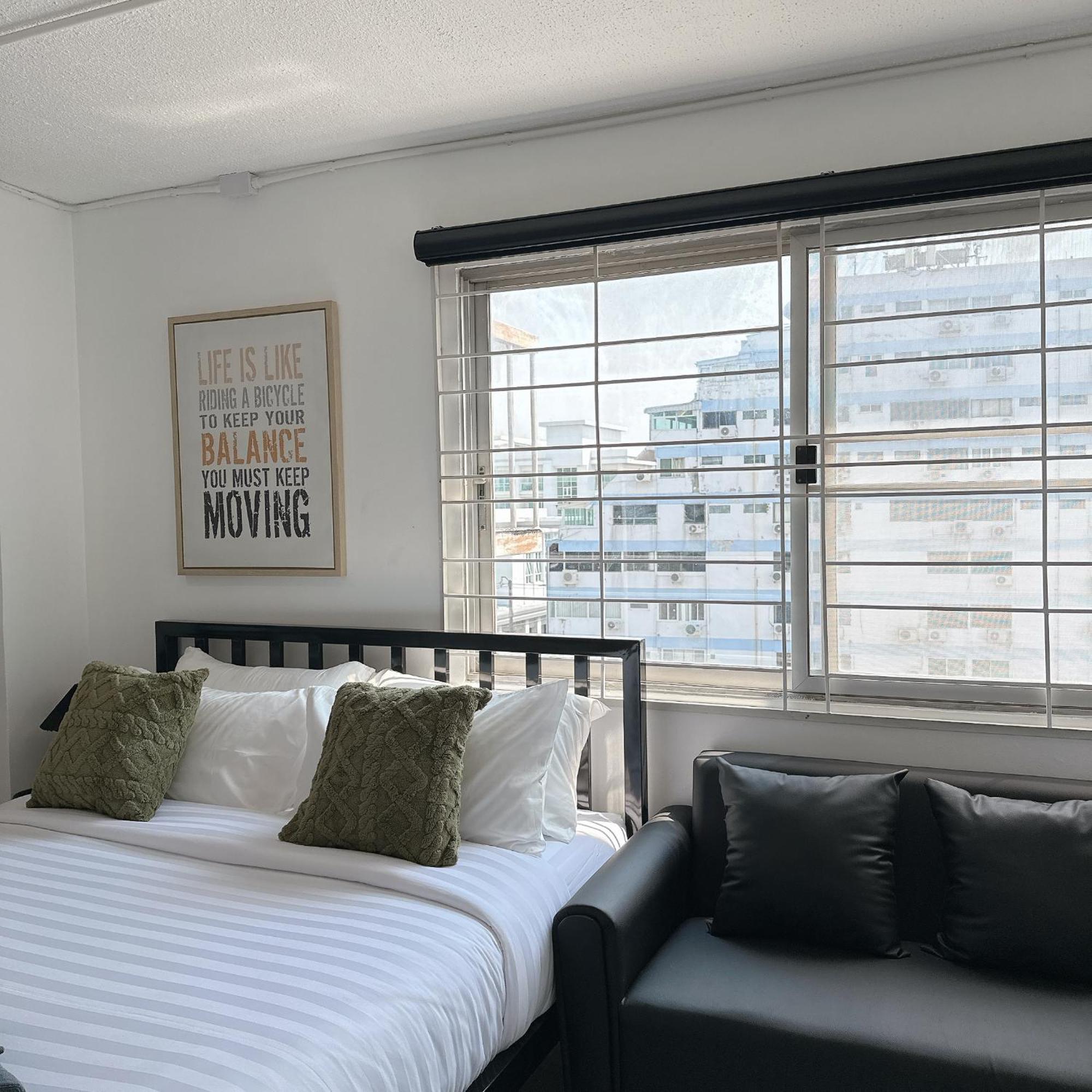 White & Black Cozy Heart Of Nimman Apartment Chiang Mai