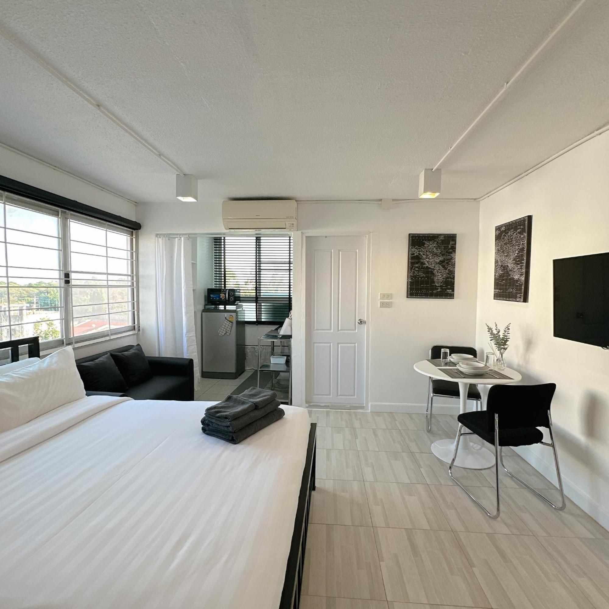 White & Black Cozy Heart Of Nimman Apartment Chiang Mai