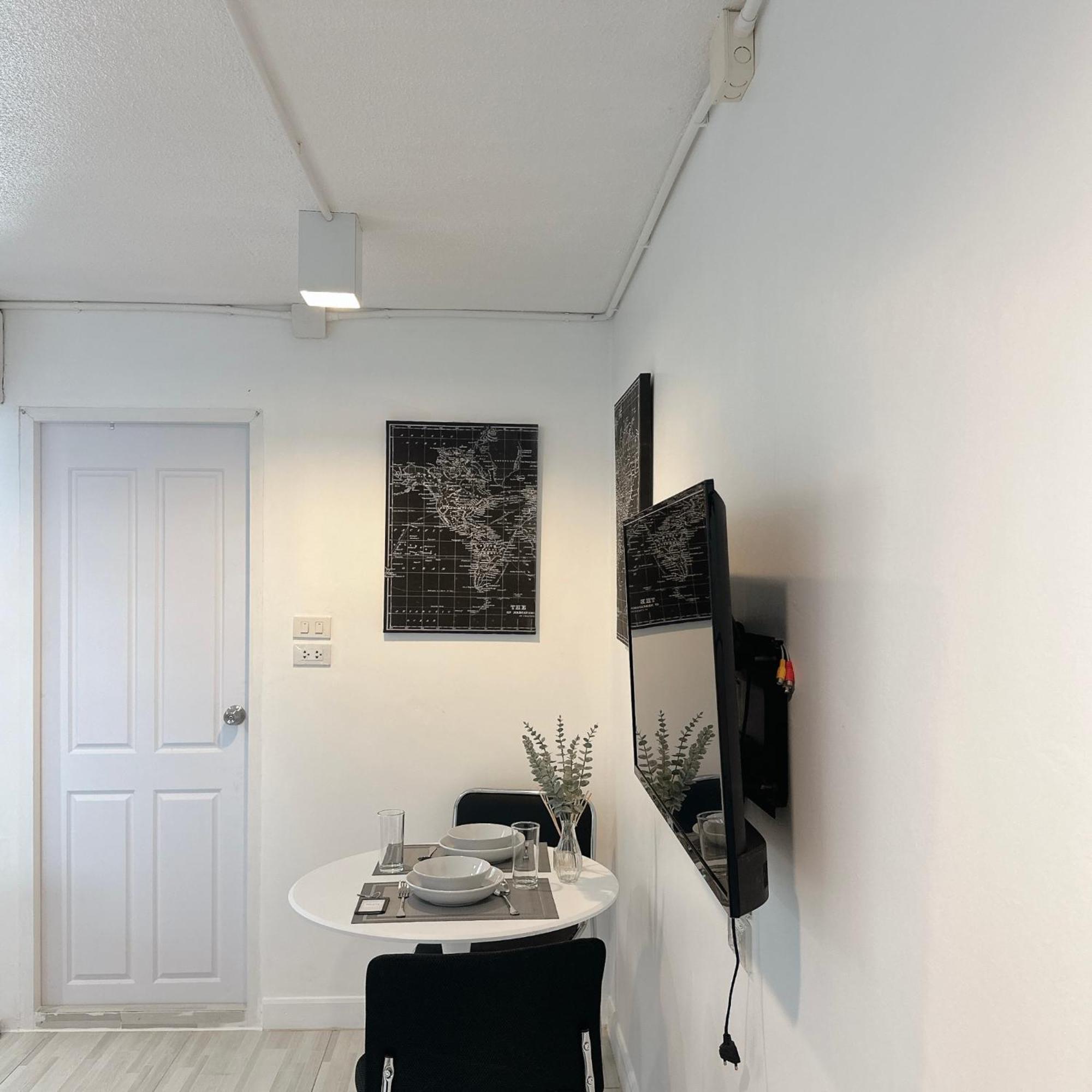 White & Black Cozy Heart Of Nimman Apartment *
