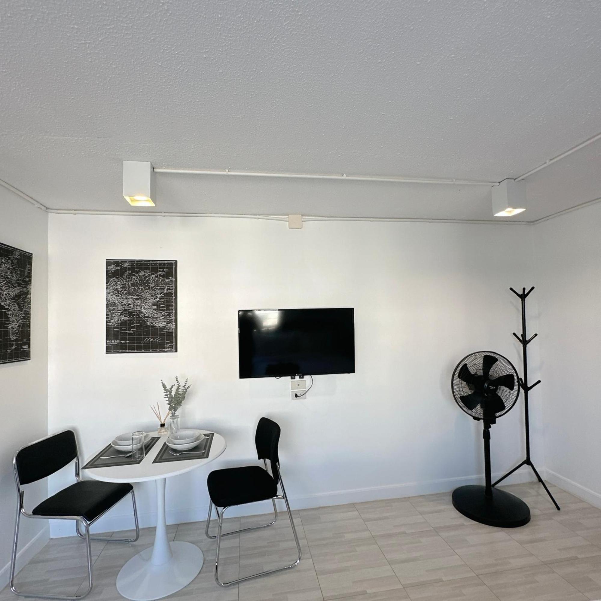 White & Black Cozy Heart Of Nimman Apartment Chiang Mai