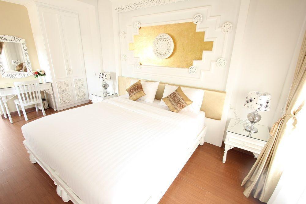 Guest house Ratchiangsaen Flora House 2*