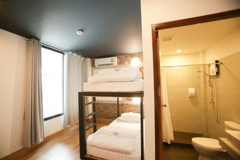 Hostel Give Me 5 *
