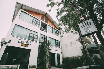 Hostel Give Me 5 Chiang Mai