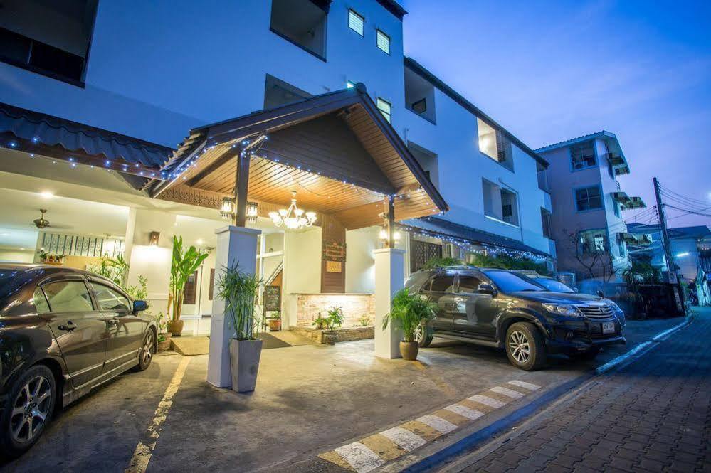 Mali's Hotel 2*