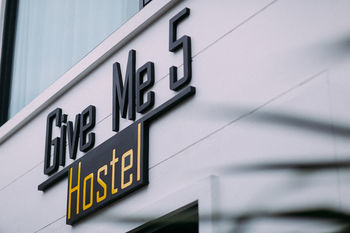 Hostel Give Me 5