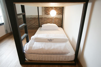 Hostel Give Me 5 *