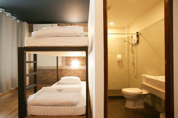 Hostel Give Me 5