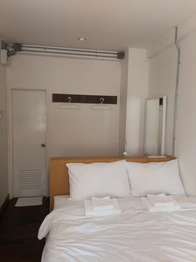 Hostel F F *