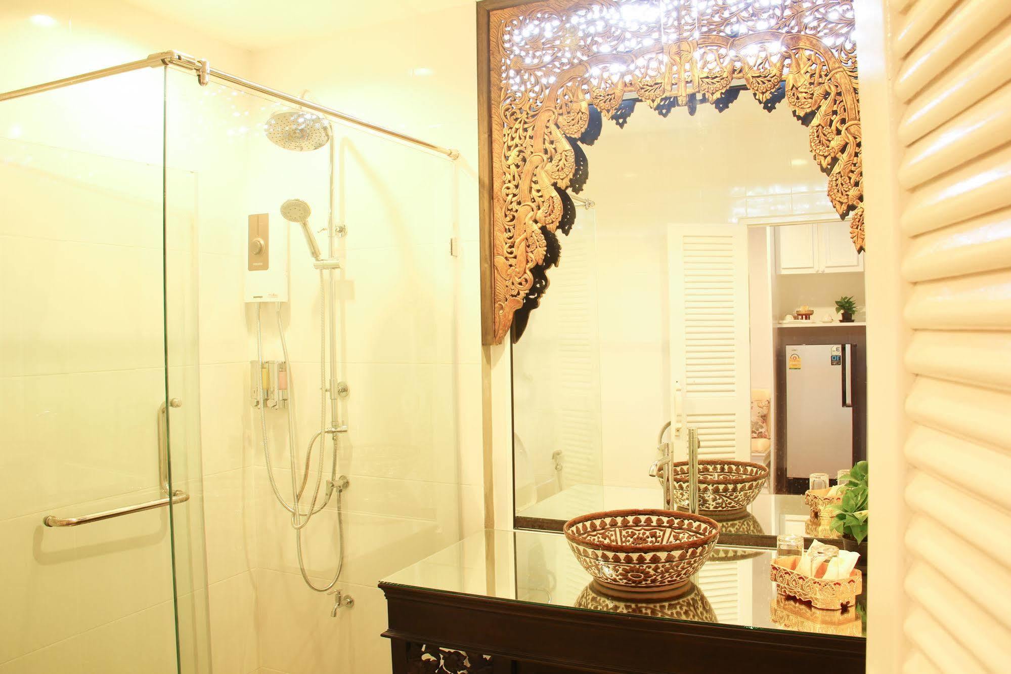 Guest house Ratchiangsaen Flora House 2*