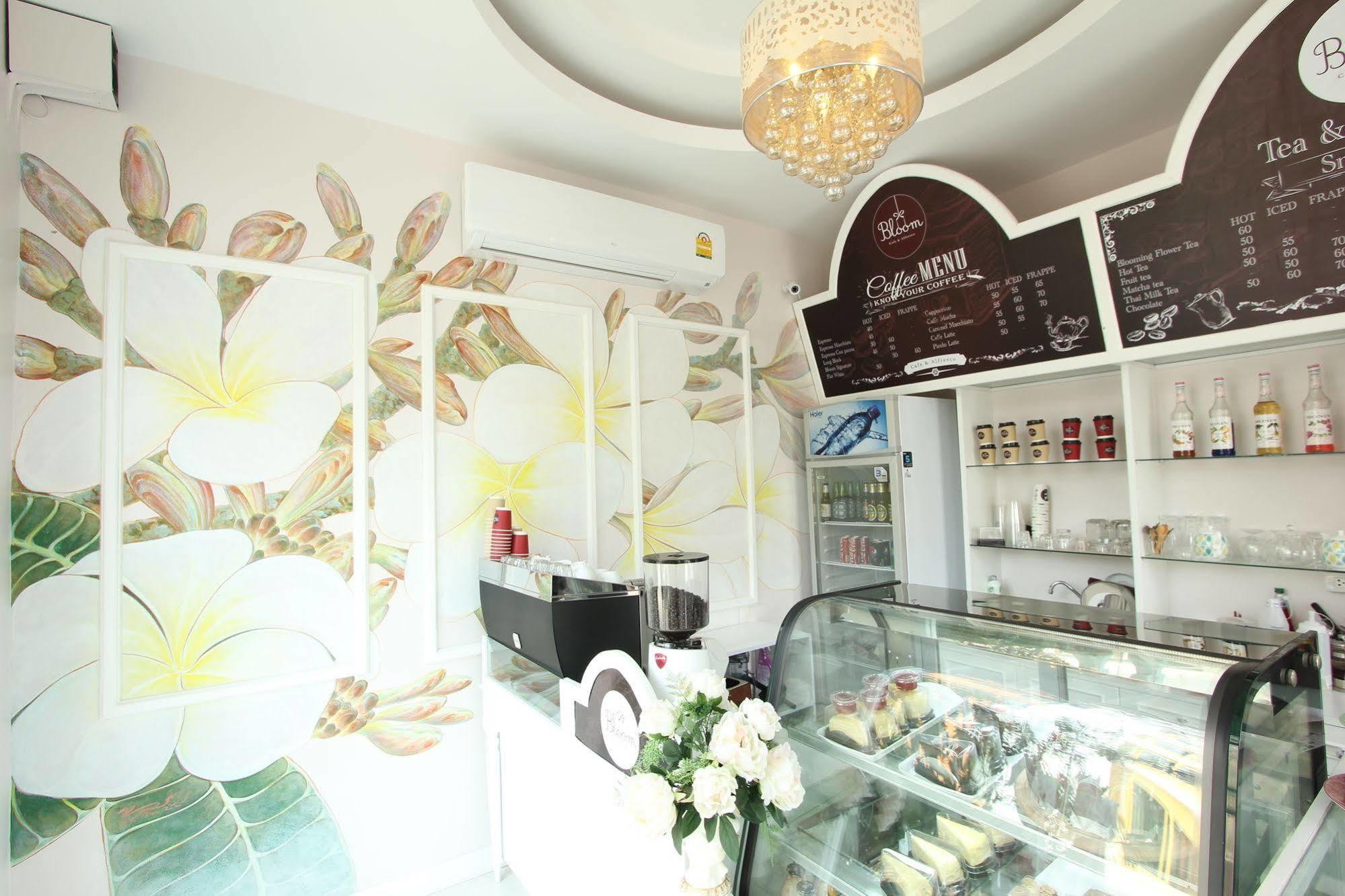Guest house Ratchiangsaen Flora House 2*