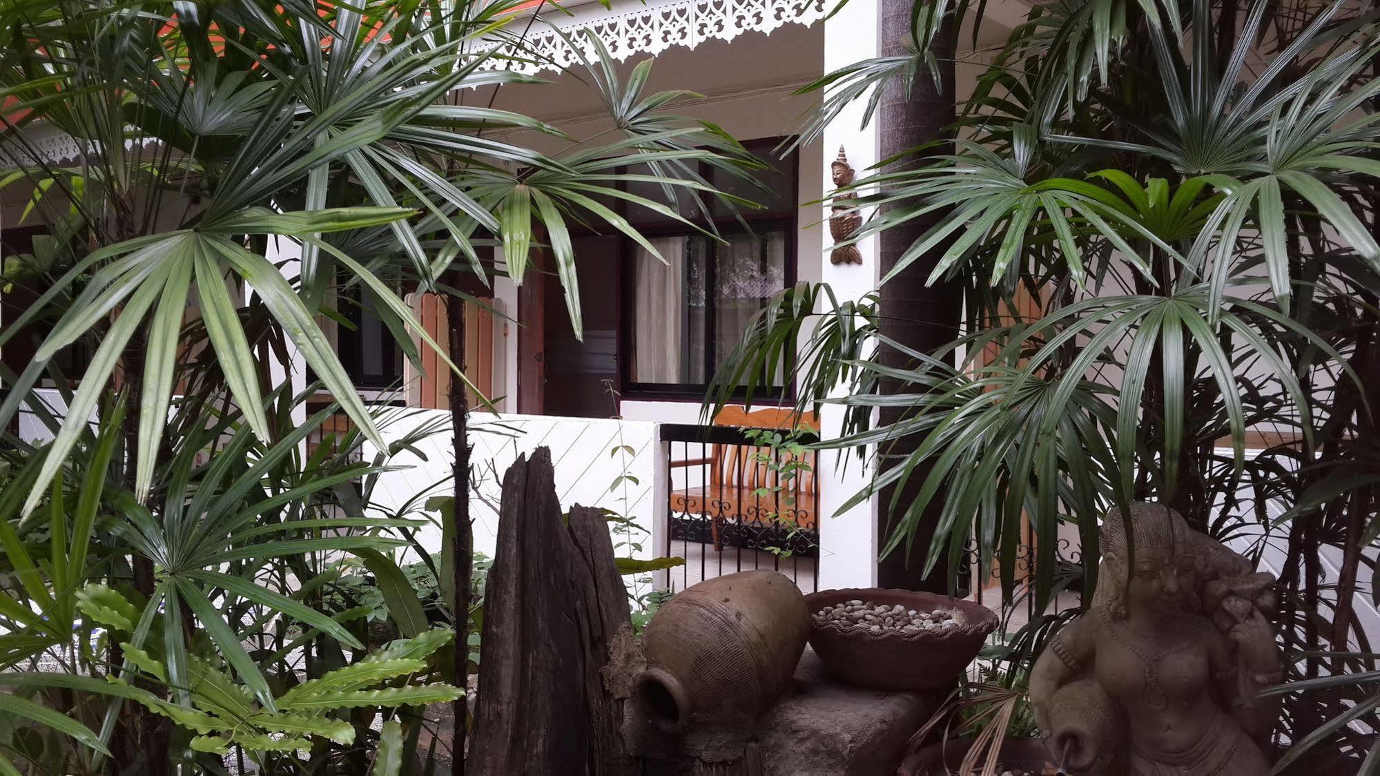 Hollanda Montri Inn Chiang Mai