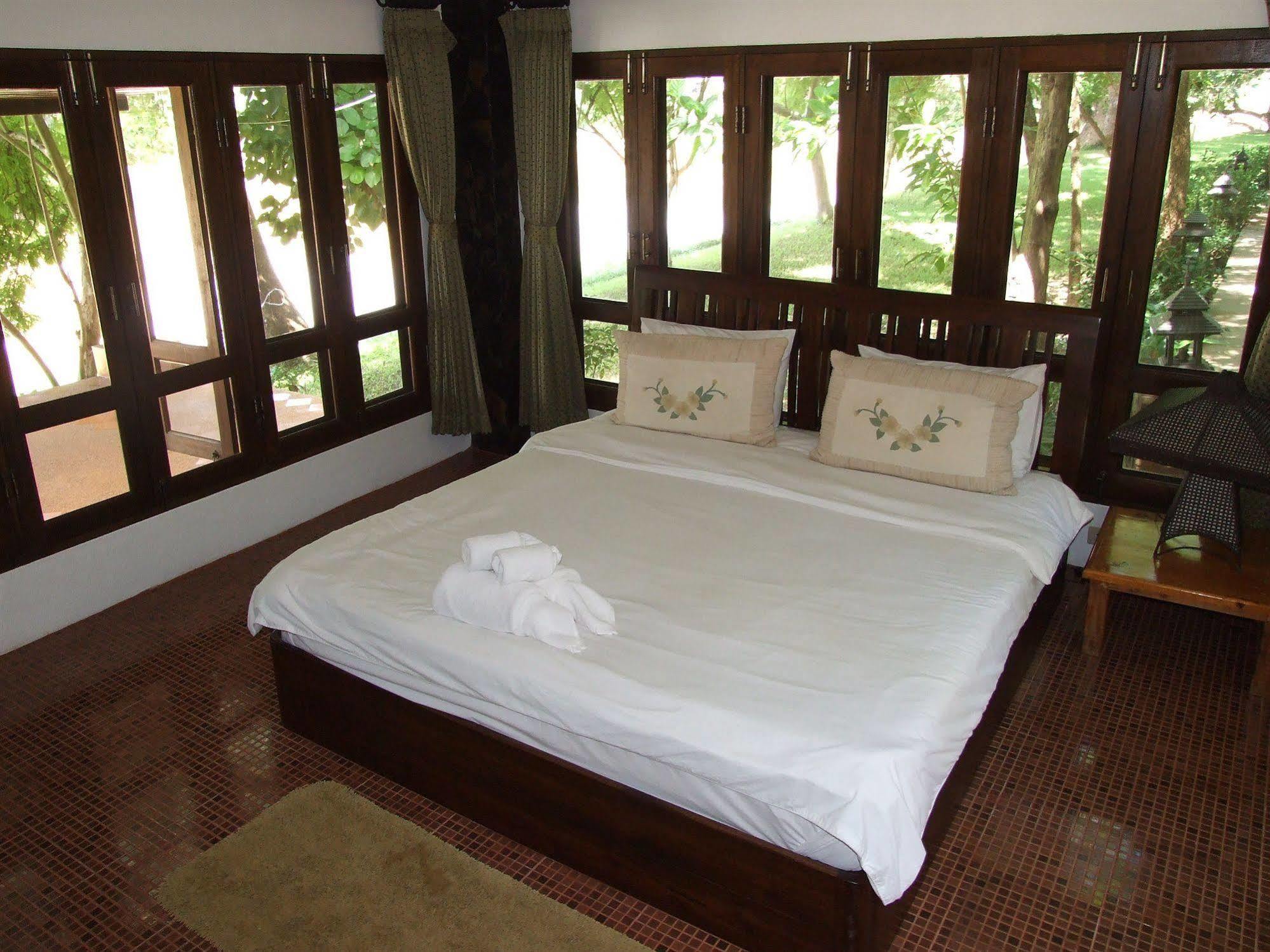 Baan Nam Ping Riverside Tempat peranginan