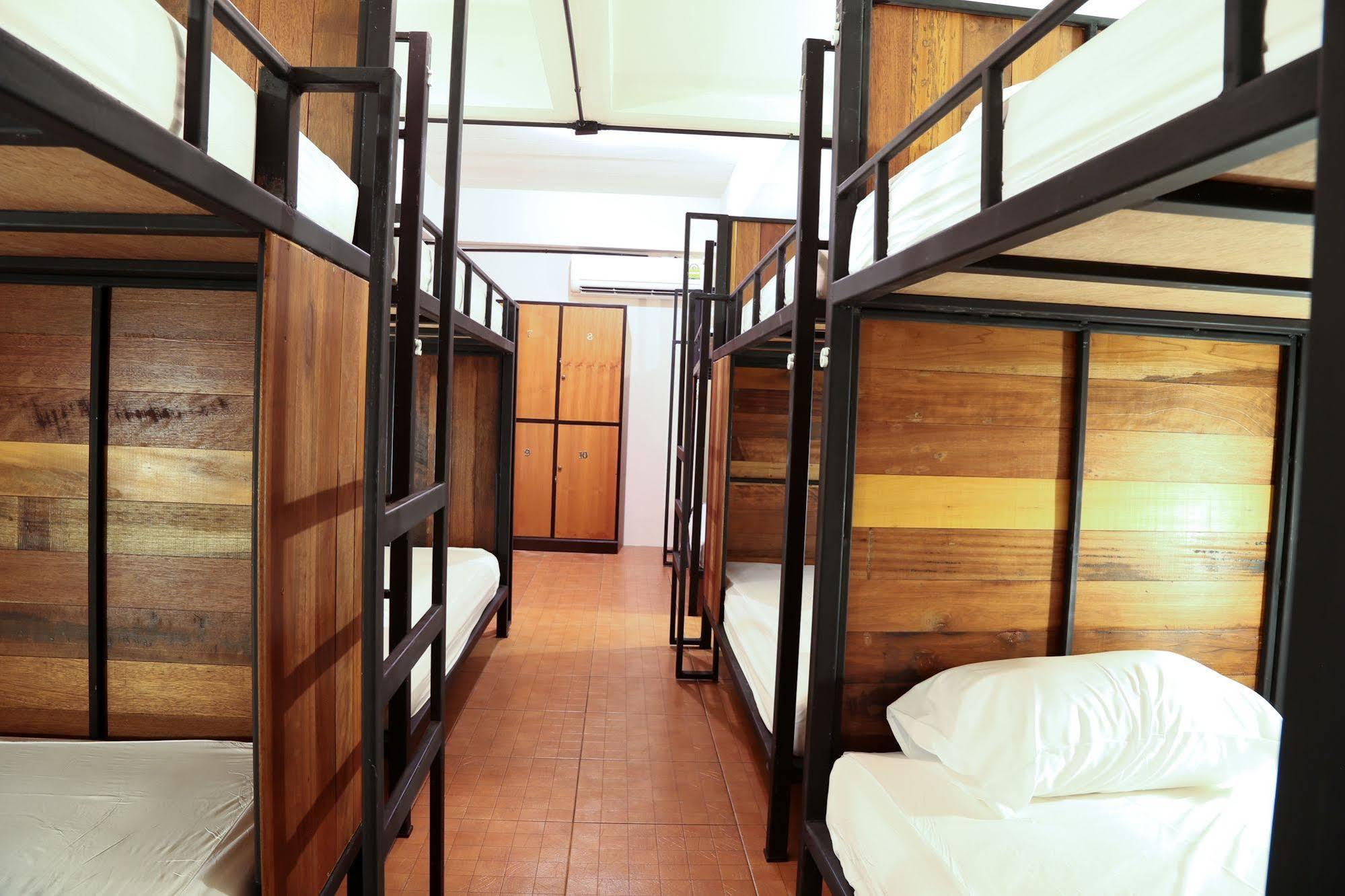Hostel Sabai & *