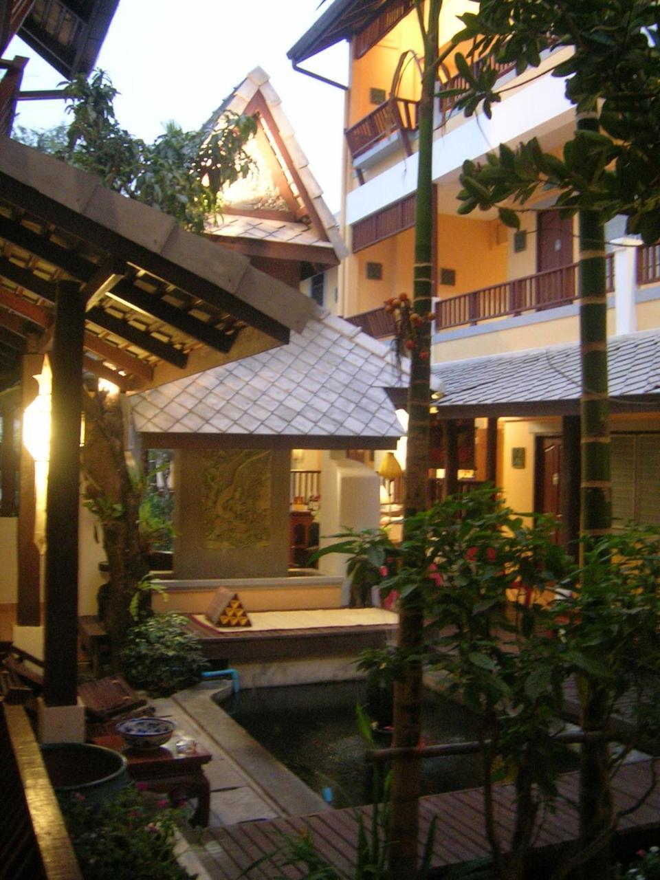 Tadkham Village, Hotel