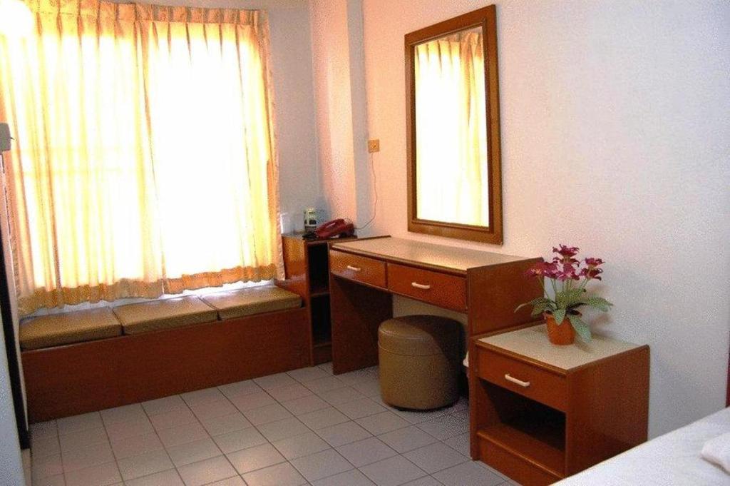Veerachai Court Hostel *