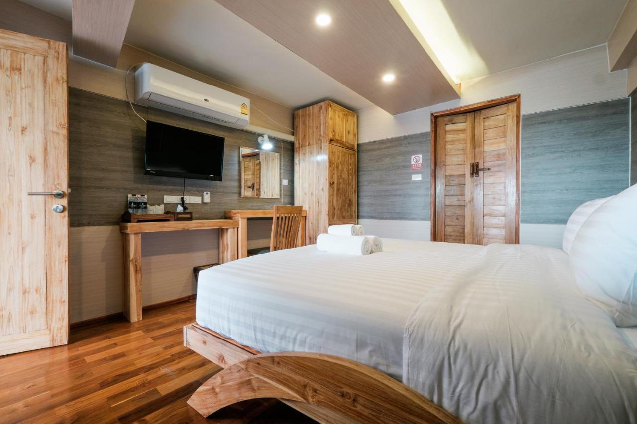 Sleep Walker Nawarat Bridge Hotel