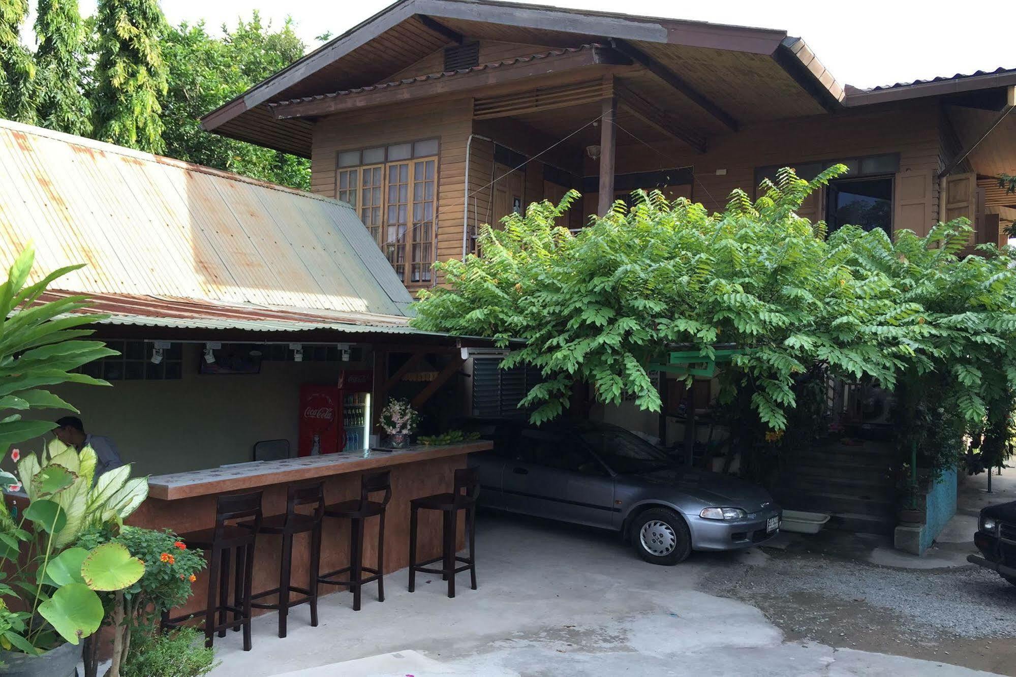 Siriwan Acomodação com café da manhã  2*